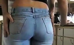 Cette petite salope en tight jeans se fait peloter le cul.