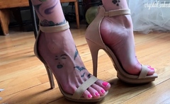 Horny amateur girls with a foot fetish play along