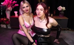 Brunette amateur webcam babe pleases pussy