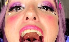Hot pussy spreading close up for solo toying stunner