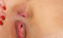 Amateur Blonde Masturbates Up Close